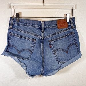 LEVI’S cut off jean shorts